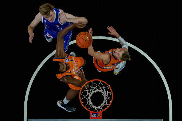 通过现身和 通过现身和